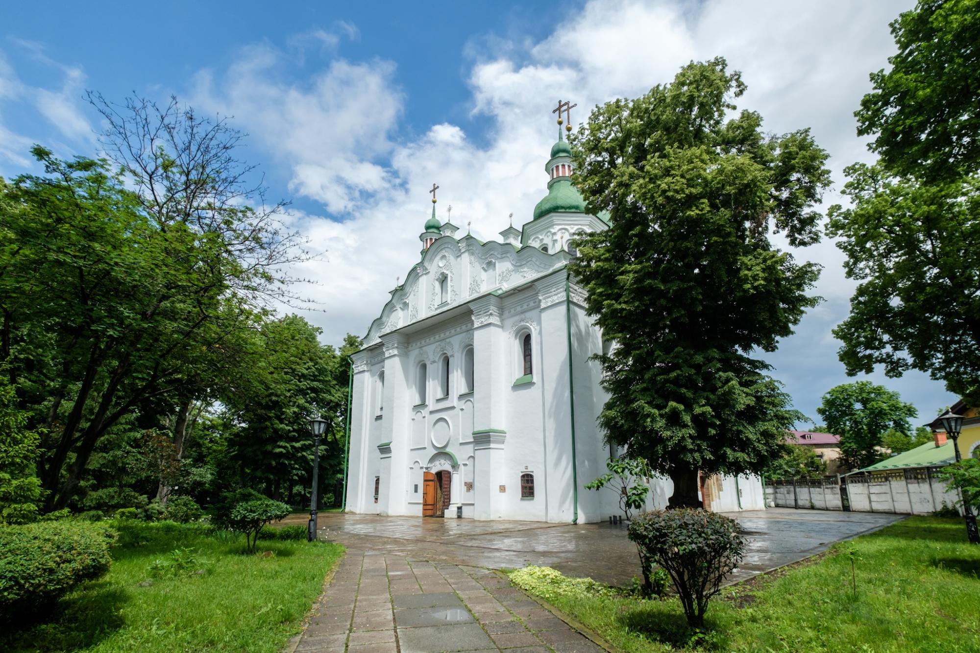 "Пекло для чоловіків, рай для жінок": Що приховує Кирилівська церква в Києві